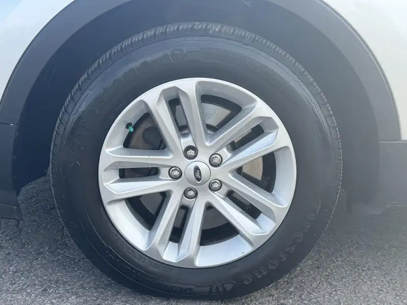 2017 Ford Explorer XLT, stříbrná, 191 131 km, dovoz Kanada — foto 10 z 12