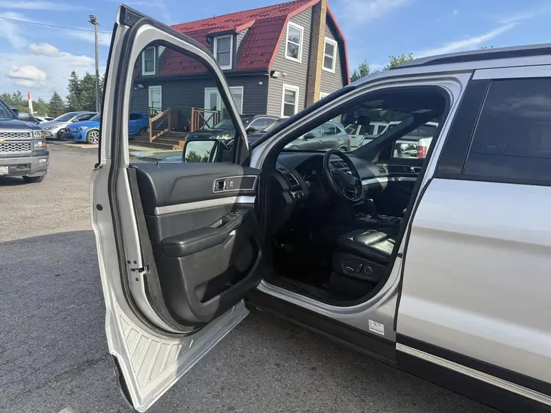 2017 Ford Explorer XLT, stříbrná, 191 131 km, dovoz Kanada — foto 12 z 12