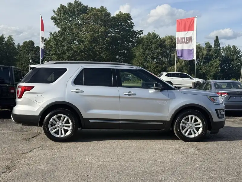 2017 Ford Explorer XLT, stříbrná, 191 131 km, dovoz Kanada — foto 2 z 12