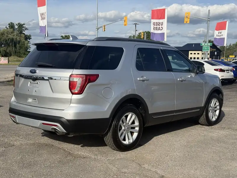 2017 Ford Explorer XLT, stříbrná, 191 131 km, dovoz Kanada — foto 3 z 12