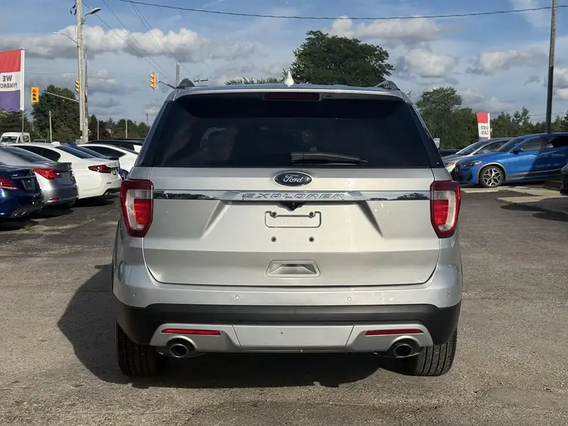 2017 Ford Explorer XLT, stříbrná, 191 131 km, dovoz Kanada — foto 4 z 12