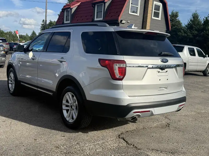 2017 Ford Explorer XLT, stříbrná, 191 131 km, dovoz Kanada — foto 5 z 12