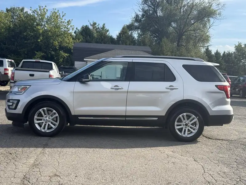 2017 Ford Explorer XLT, stříbrná, 191 131 km, dovoz Kanada — foto 6 z 12