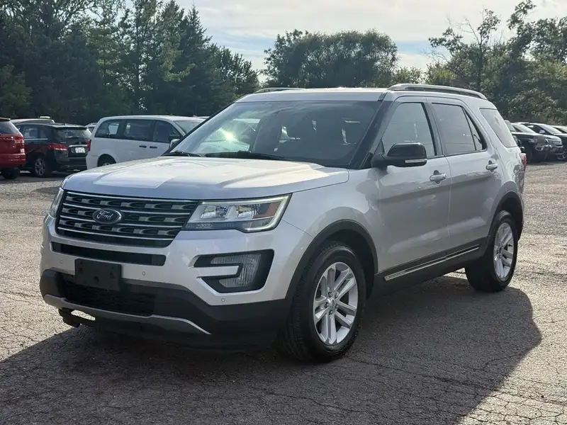 2017 Ford Explorer XLT, stříbrná, 191 131 km, dovoz Kanada — foto 7 z 12