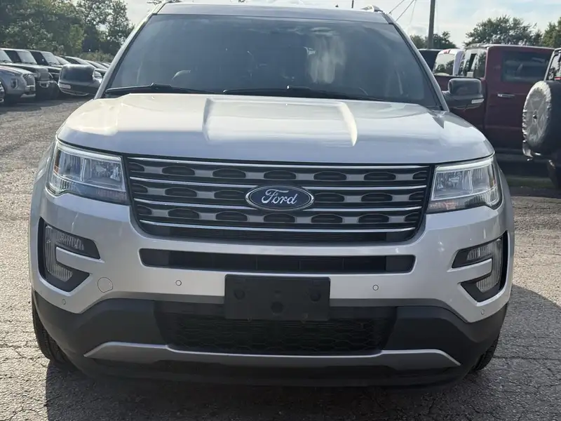 2017 Ford Explorer XLT, stříbrná, 191 131 km, dovoz Kanada — foto 8 z 12