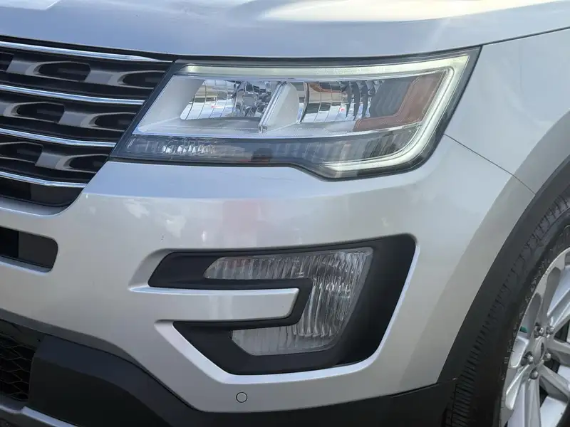 2017 Ford Explorer XLT, stříbrná, 191 131 km, dovoz Kanada — foto 9 z 12