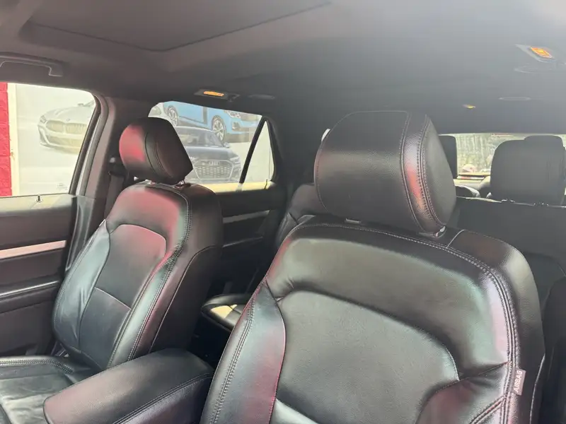 2016 Ford Explorer XLT, stříbrná, 143 000 km, dovoz Kanada — foto 5 z 12
