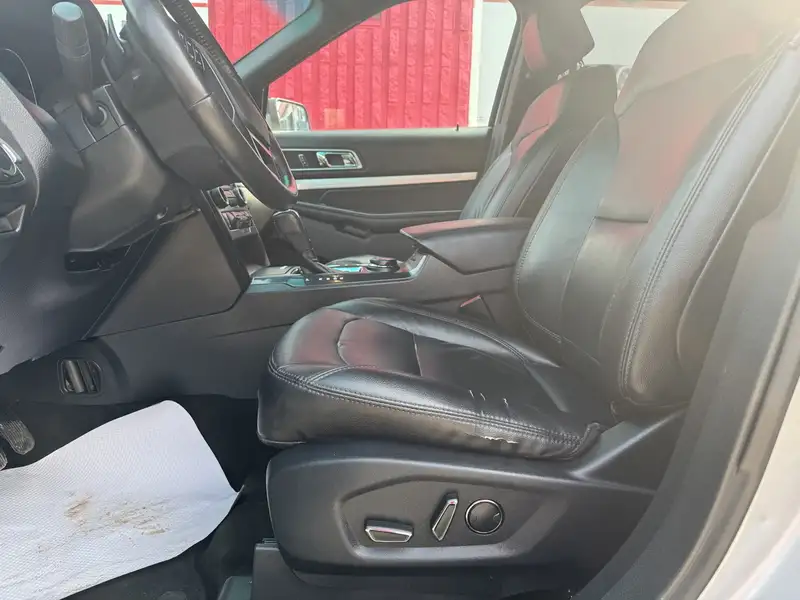 2016 Ford Explorer XLT, stříbrná, 143 000 km, dovoz Kanada — foto 6 z 12