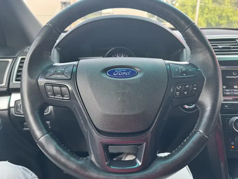 2016 Ford Explorer XLT, stříbrná, 143 000 km, dovoz Kanada — foto 7 z 12