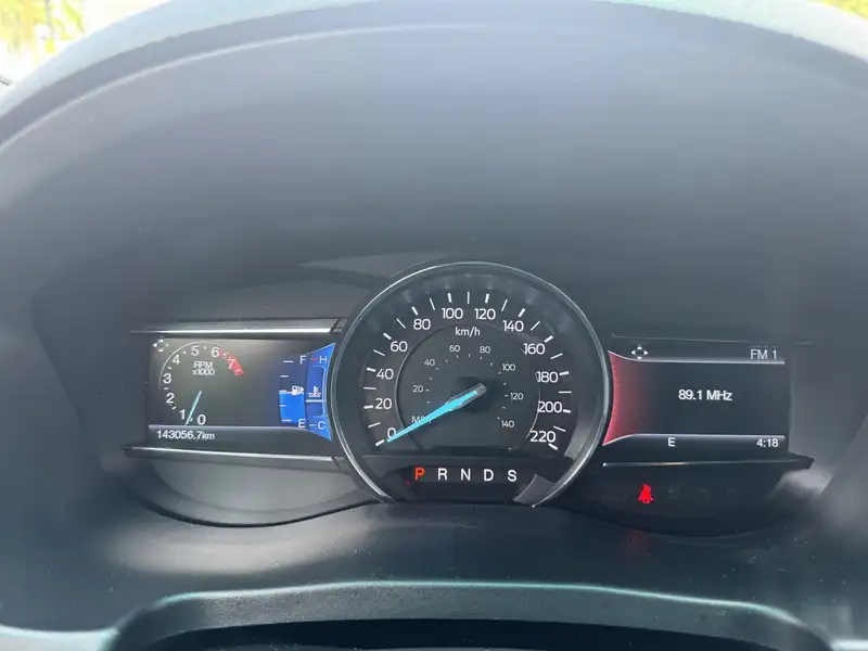2016 Ford Explorer XLT, stříbrná, 143 000 km, dovoz Kanada — foto 8 z 12