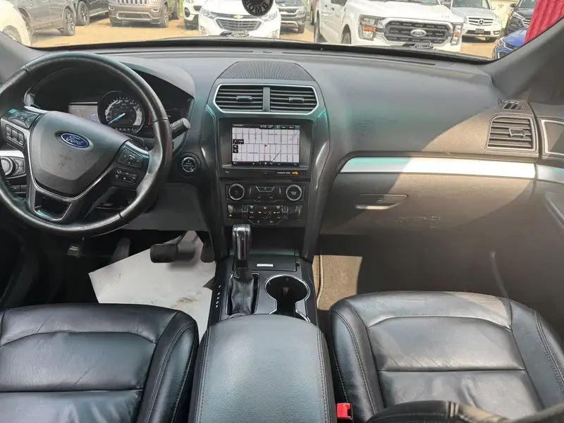 2016 Ford Explorer XLT, stříbrná, 143 000 km, dovoz Kanada — foto 9 z 12