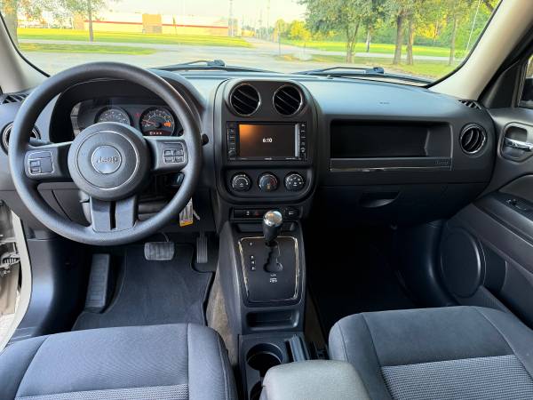 2017 Jeep, dovoz USA — foto 11 z 12