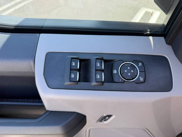 2022 Ford, dovoz USA — foto 11 z 12