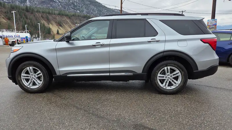 2022 Ford Explorer XLT, stříbrná, 42 875 km, dovoz Kanada — foto 2 z 12