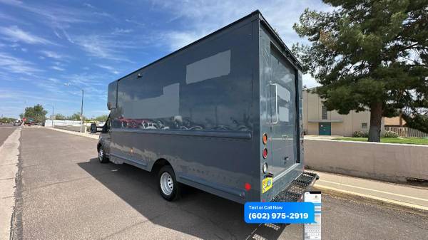 2021 Ford, dovoz USA — foto 2 z 12