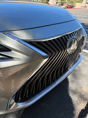 2019 Lexus, dovoz USA — foto 8 z 12