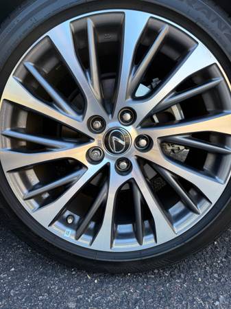 2019 Lexus, dovoz USA — foto 9 z 12