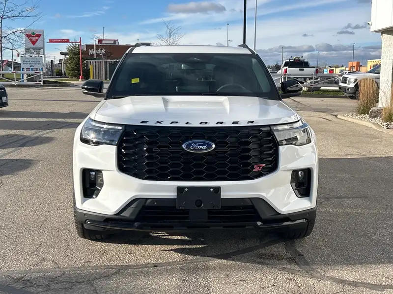 2026 Ford Explorer ST, bílá, 17 km, dovoz Kanada — foto 2 z 12