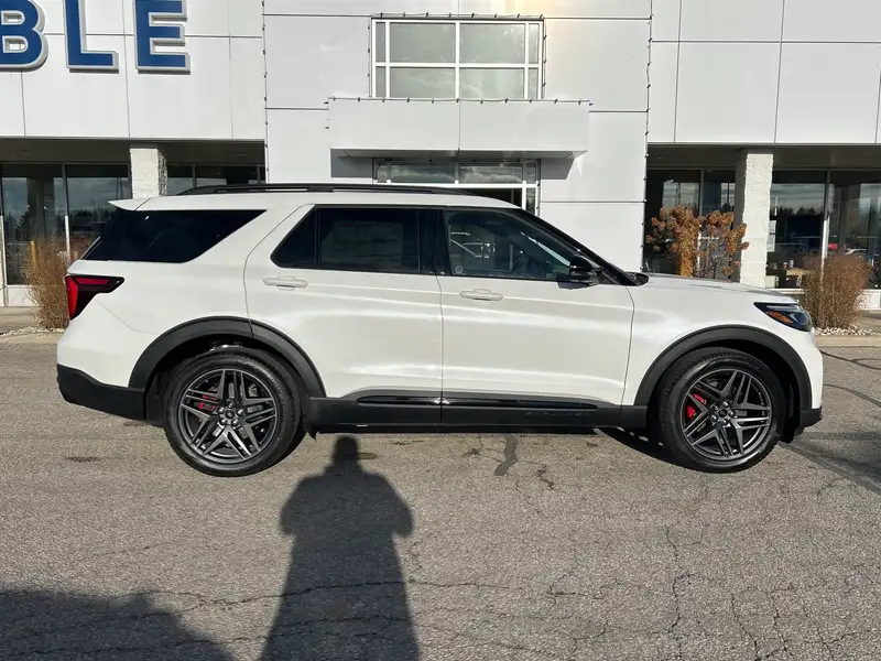 2026 Ford Explorer ST, bílá, 17 km, dovoz Kanada — foto 3 z 12