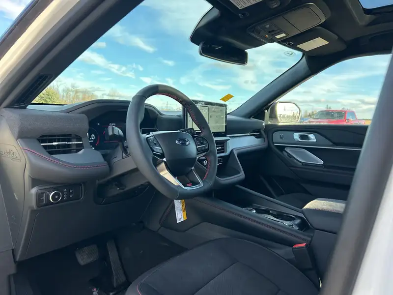 2026 Ford Explorer ST, bílá, 17 km, dovoz Kanada — foto 7 z 12