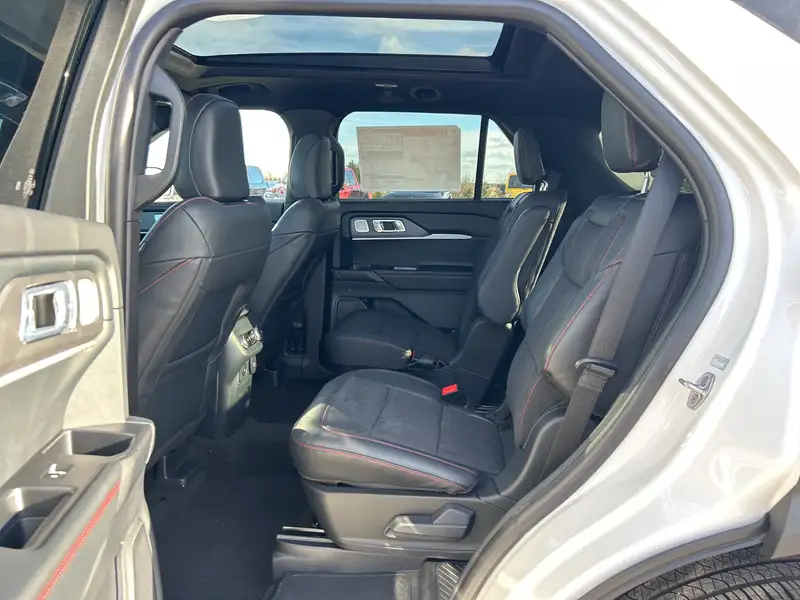 2026 Ford Explorer ST, bílá, 17 km, dovoz Kanada — foto 9 z 12