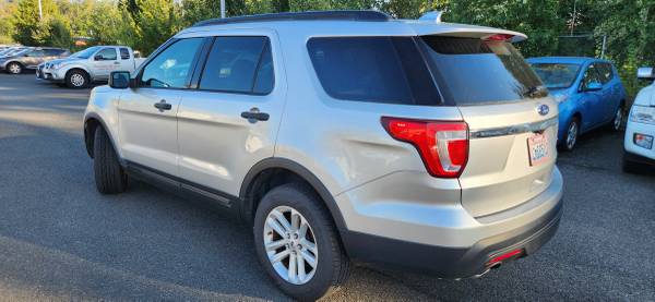 2017 Ford, dovoz USA — foto 2 z 12