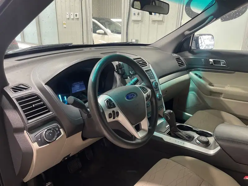 2015 Ford Explorer AWD, černá, 126 000 km, dovoz Kanada — foto 4 z 8