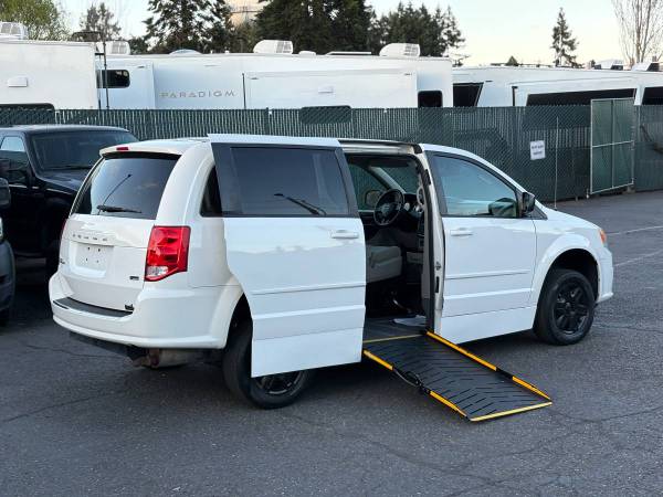 2012 Dodge, dovoz USA — foto 2 z 12