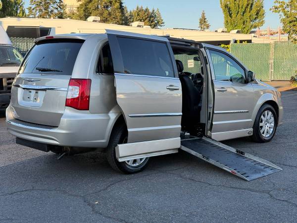 2014 Chrysler, dovoz USA — foto 11 z 12