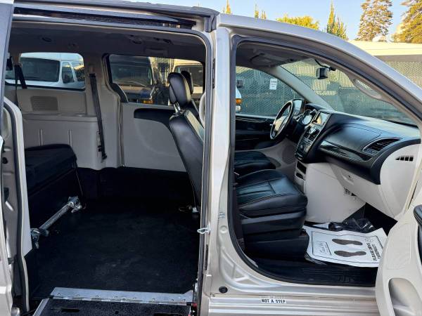 2014 Chrysler, dovoz USA — foto 12 z 12