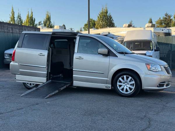 2014 Chrysler, dovoz USA — foto 2 z 12