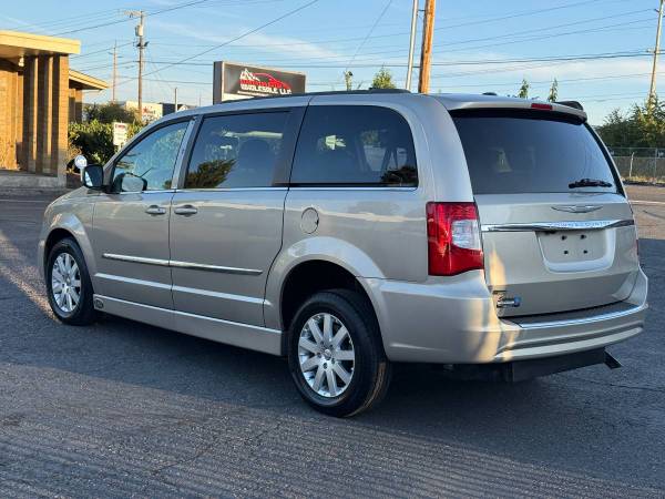 2014 Chrysler, dovoz USA — foto 4 z 12