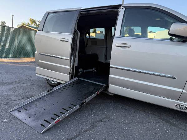 2014 Chrysler, dovoz USA — foto 6 z 12