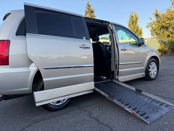 2014 Chrysler, dovoz USA — foto 7 z 12