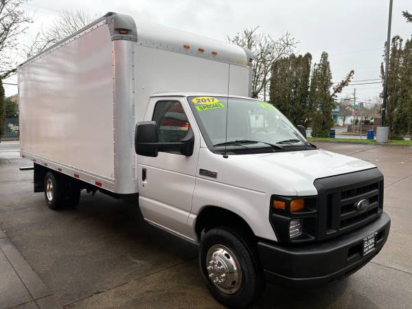 2017 Ford, dovoz USA — foto 2 z 12