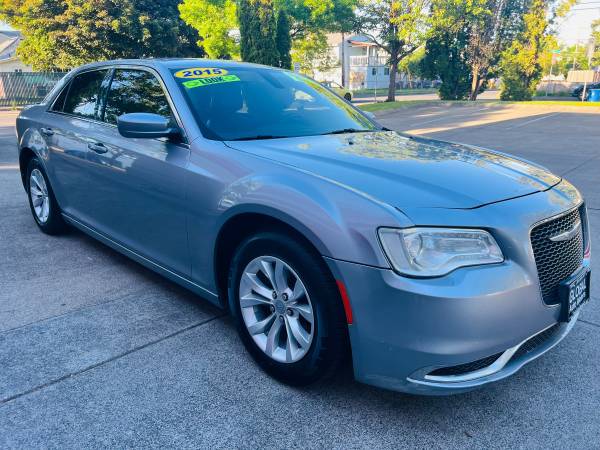 2015 Chrysler, šedá, dovoz USA — foto 2 z 12