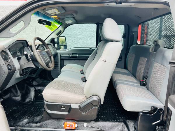 2011 Ford, dovoz USA — foto 11 z 12