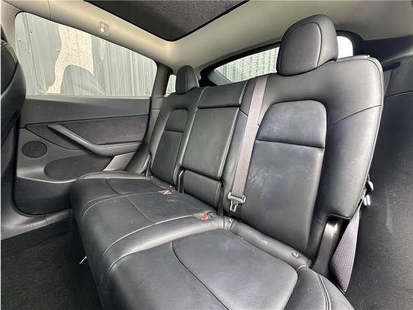 2021 Tesla, dovoz USA — foto 4 z 12