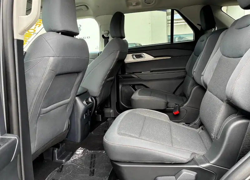 2025 Ford Explorer Active, šedá, 47 189 km, dovoz Kanada — foto 11 z 12