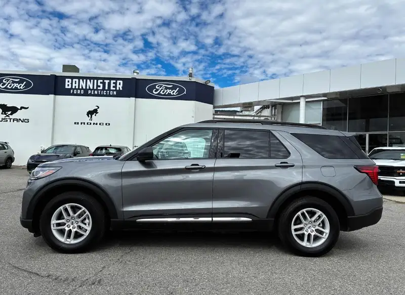 2025 Ford Explorer Active, šedá, 47 189 km, dovoz Kanada — foto 2 z 12