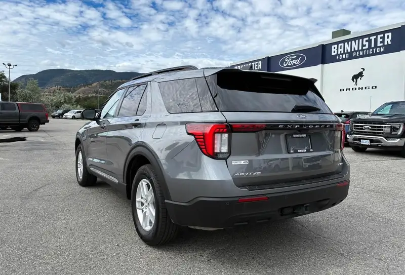 2025 Ford Explorer Active, šedá, 47 189 km, dovoz Kanada — foto 3 z 12
