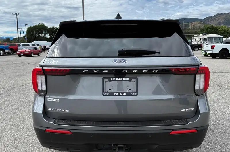 2025 Ford Explorer Active, šedá, 47 189 km, dovoz Kanada — foto 4 z 12