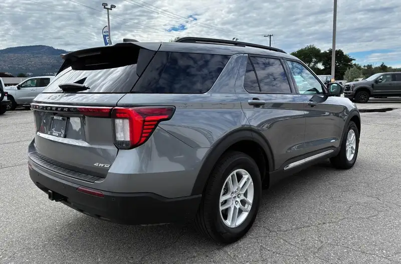 2025 Ford Explorer Active, šedá, 47 189 km, dovoz Kanada — foto 5 z 12