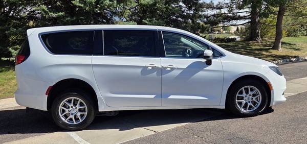 2022 Chrysler, dovoz USA — foto 9 z 12