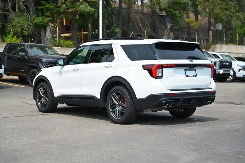 2025 Ford Explorer ST, bílá, 35 801 km, dovoz Kanada — foto 2 z 12