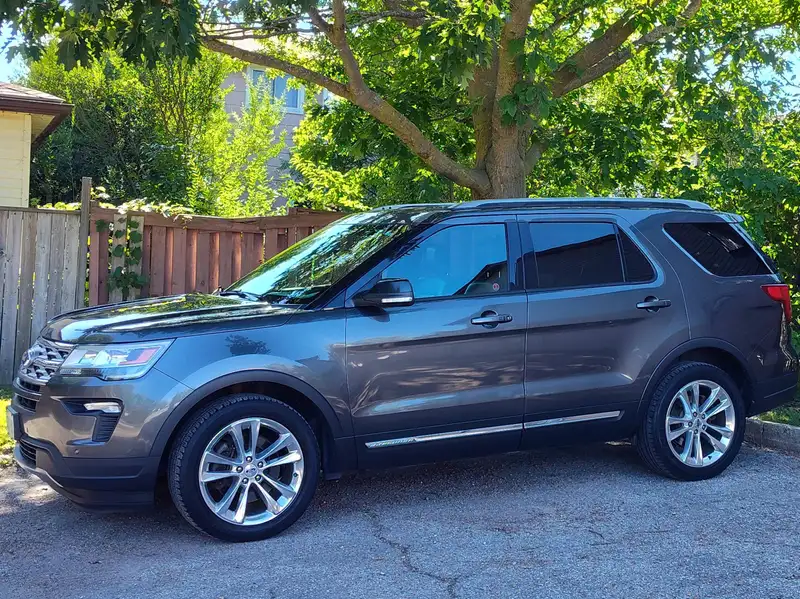 2018 Ford Explorer XLT, šedá, 221 300 km, dovoz Kanada — foto 2 z 12