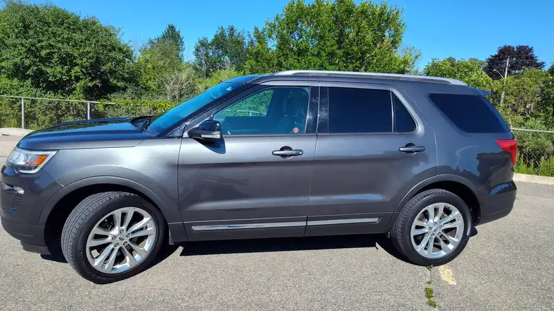 2018 Ford Explorer XLT, šedá, 221 300 km, dovoz Kanada — foto 3 z 12
