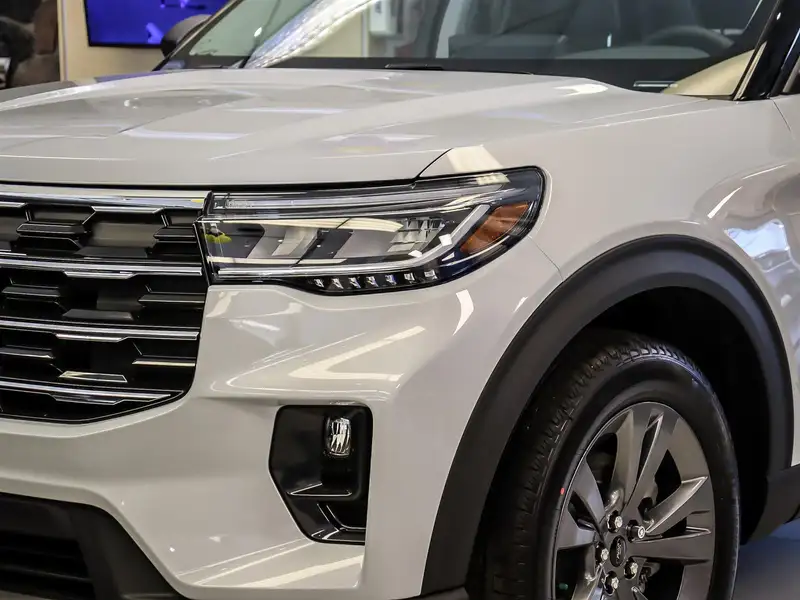 2026 Ford Explorer Active, bílá, 50 km, dovoz Kanada — foto 2 z 12