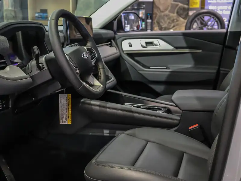 2026 Ford Explorer Active, bílá, 50 km, dovoz Kanada — foto 3 z 12