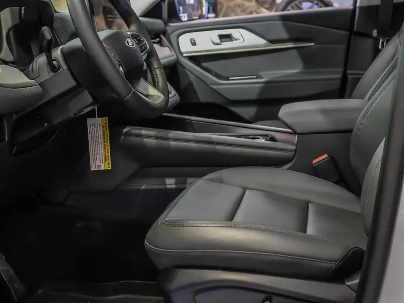 2026 Ford Explorer Active, bílá, 50 km, dovoz Kanada — foto 4 z 12